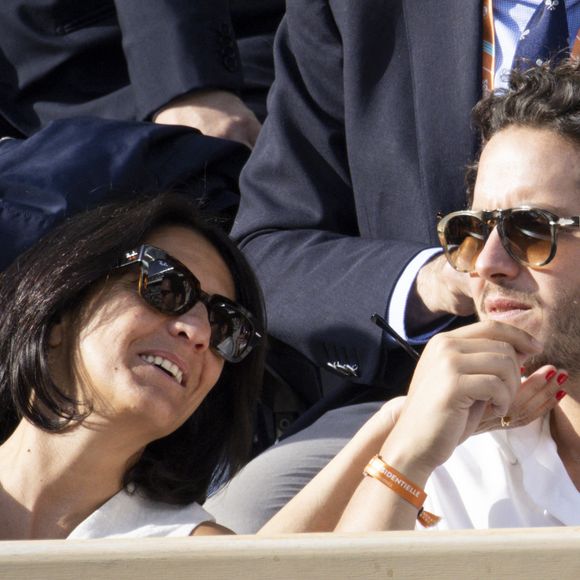 Florence Foresti et son compagnon Alexandre Kominek - People dans les tribunes lors des Internationaux de France de Tennis de Roland Garros 2022 à Paris le 29 mai 2022. © Cyril Moreau/Bestimage