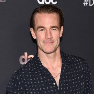 Malgré la maladie et les traitements lourds, il a cherché à préserver une vie familiale stable, notamment après son installation au Texas en 2020.

 James Van Der Beek - "Dancing With The Stars" Saison 28 photocall des six finalistes chez Dominique Ansel à Los Angeles, le 4 novembre 2019. Photo par Backgrid USA / Bestimage