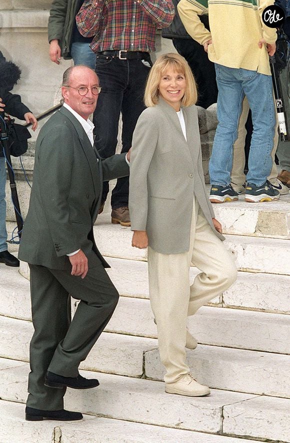 Mireille Darc et son mari Pascal au mariage civil de Michel Sardou et Anne-Marie Périer, Neuilly, 11/10/99. Crédit Garcia-Martinez / Bestimage