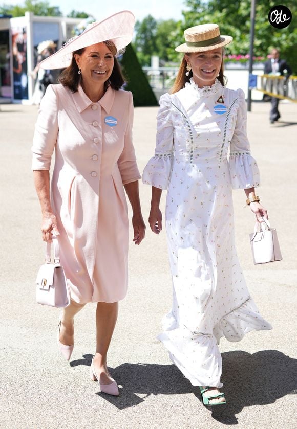 Alizée Thevenet, épouse de James Middleton, a particulièrement attiré l’attention.

Carole Middleton et Alizée Thevenet assistent au deuxième jour du Royal Ascot, à l’hippodrome d’Ascot, à Ascot, dans le Berkshire (Royaume-Uni).
Photo de James Whatling