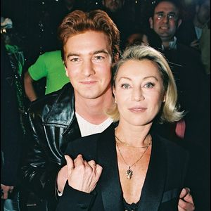 "Vos relations avec votre fils unique Ludovic n'étaient pas bonnes avant son décès en 2017. Ressentez-vous de la culpabilité dans sa mort ?", lui demandent les journalistes. 

Archives - Sheila avec son fils Ludovic Chancel au Queen en 1998 (ANGELI-GUIREC / BESTIMAGE).