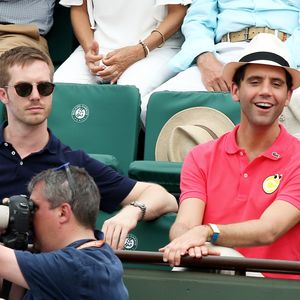 Le chanteur Mika et son compagnon Andy Dermanis - People dans les tribunes lors de la finale homme des Internationaux de Tennis de Roland-Garros à Paris le 11 juin 2017. © Dominique Jacovides-Cyril Moreau / Bestimage