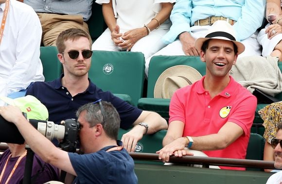 Le chanteur Mika et son compagnon Andy Dermanis - People dans les tribunes lors de la finale homme des Internationaux de Tennis de Roland-Garros à Paris le 11 juin 2017. © Dominique Jacovides-Cyril Moreau / Bestimage