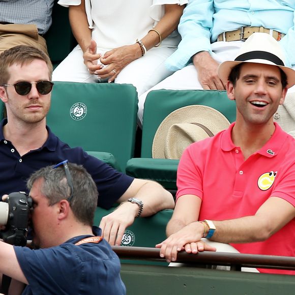 Le chanteur Mika et son compagnon Andy Dermanis - People dans les tribunes lors de la finale homme des Internationaux de Tennis de Roland-Garros à Paris le 11 juin 2017. © Dominique Jacovides-Cyril Moreau / Bestimage