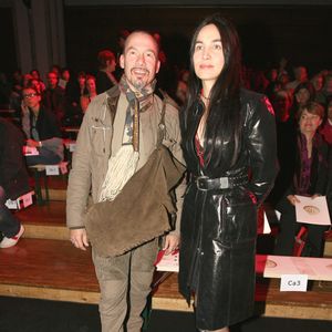 Mais le chanteur est avant-tout fier de ce qu'il a construit en parallèle de la musique : son mariage qui dure avec sa femme Azucena...

Le chanteur français Florent Pagny et sa femme Azucena assis au premier rang lors de la présentation de la collection de prêt-à-porter printemps-été 2007 des créateurs français Marithe et François Girbaud, à Paris, France, le 3 octobre 2006. Photo Khayat-Nebinger-Orban-Taamallah/Abaca