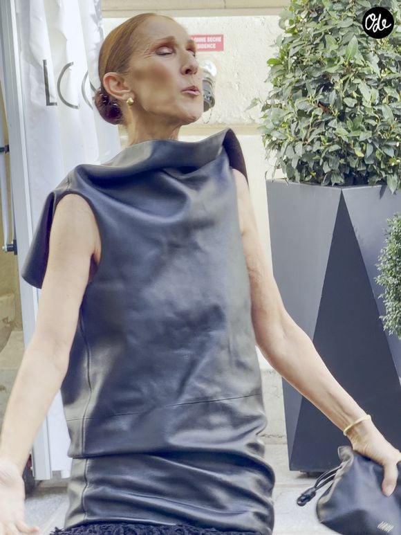 Céline Dion quitte le Royal Monceau entourée d’une foule de fans et s’offre un joli moment avec eux en dansant sur l’un de ses titres les plus emblématiques, "Pour que tu m’aimes encore", à Paris, France, le 1er septembre 2026. © Léa Vieillot/Bestimage