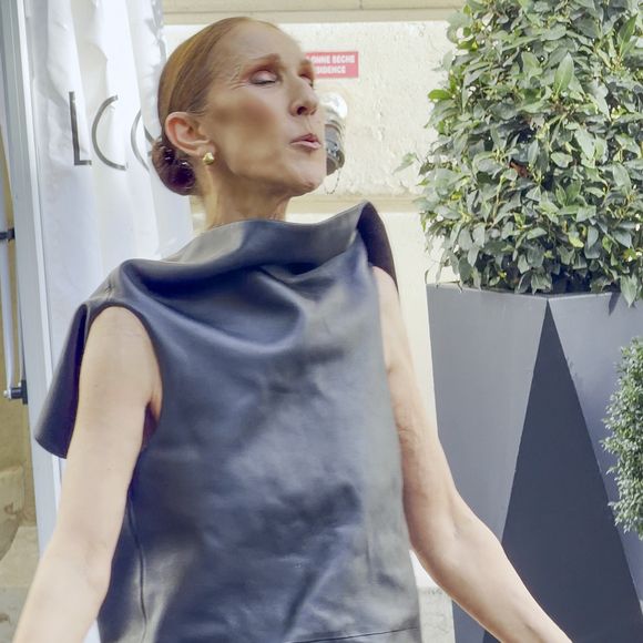 Céline Dion quitte le Royal Monceau entourée d’une foule de fans et s’offre un joli moment avec eux en dansant sur l’un de ses titres les plus emblématiques, "Pour que tu m’aimes encore", à Paris, France, le 1er septembre 2026. © Léa Vieillot/Bestimage