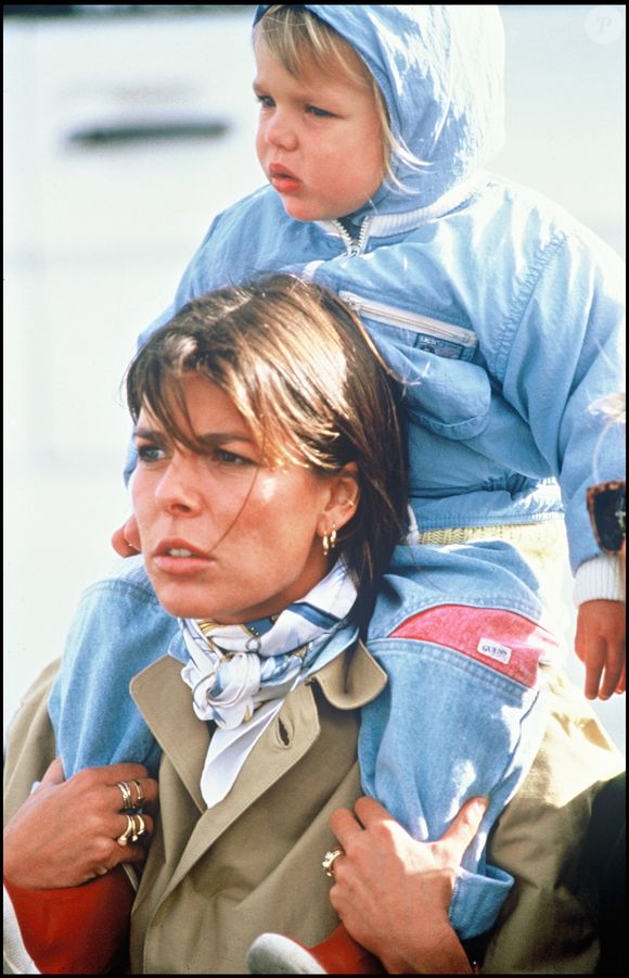 La relation avec sa maman Caroline n'en a été que plus étroite...

Caroline de Monaco et sa fille Charlotte Casiraghi en vacances à Guernesey, le 15 septembre 1988.
Crédit : Bestimage