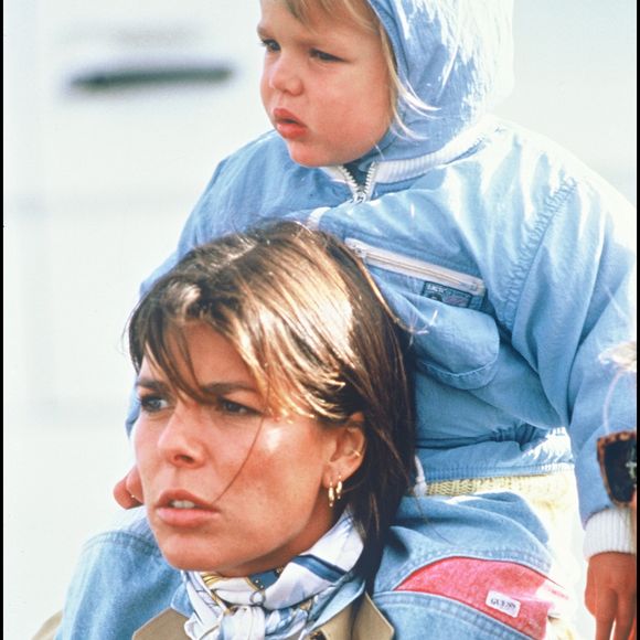 La relation avec sa maman Caroline n'en a été que plus étroite...

Caroline de Monaco et sa fille Charlotte Casiraghi en vacances à Guernesey, le 15 septembre 1988.
Crédit : Bestimage