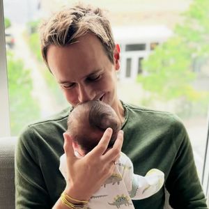 Il confie que son rythme de travail l'empêchait de profiter pleinement de son fils Tim.

Cyril Féraud avec son fils Tim pour annoncer sa naissance sur Instagram.
