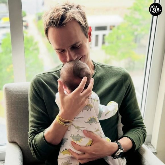 Il confie que son rythme de travail l'empêchait de profiter pleinement de son fils Tim.

Cyril Féraud avec son fils Tim pour annoncer sa naissance sur Instagram.