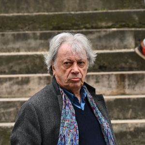 Une star des années 80 obligée de vendre sa maison ?

Hervé Vilard lors des obsèques de Alexis Gruss en l'Église Saint-Roch à Paris.