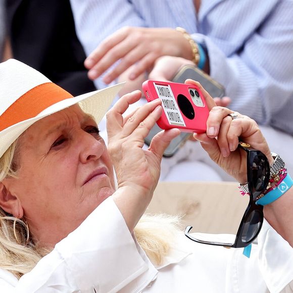 Charlotte de Turckheim dans les tribunes lors des Internationaux de France de Tennis de Roland Garros 2023. Paris, le 10 juin 2023. © Jacovides-Moreau / Bestimage