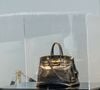 Par ailleurs, Nicolas Puech avait récemment exprimé son souhait d’adopter son ancien jardinier marocain pour lui léguer une partie de son patrimoine, un projet rendu incertain par la disparition de sa fortune.
Le tout premier sac Hermès Birkin, conçu pour Jane Birkin en 1985, a été vendu aux enchères pour 8,58 millions d'euros chez Sotheby's Paris, lors de la vente aux enchères "Fashion Icons" à Paris, France, le 10 juillet 2025. Le tout premier sac Birkin d'Hermès a été vendu aux enchères: Le premier sac Hermès Birkin, ayant appartenu à la défunte actrice Jane Birkin, a été vendu aux enchères pour un prix de 8,58 millions d'euros. © Jonathan Jacob/Bestimage