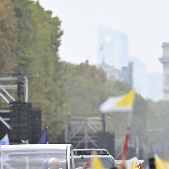 Le pape Leon XIV lors de sa grande messe sur la place de la Concorde à Paris, le 26 septembre 2026.
© Christian Liewig/Bestimage