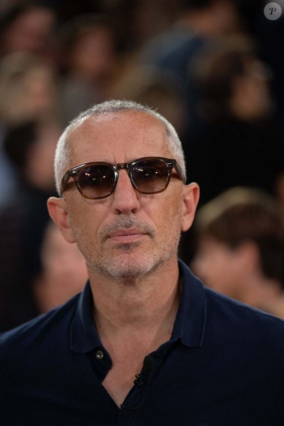 Le comédien est donc attiré par l'intellect et non l'apparence physique

Gad Elmaleh assiste au match de basket entre l'AS Monaco et Strasbourg à Monaco le 29 septembre 2024. Photo by Laurent Coust/ABACAPRESS.COM