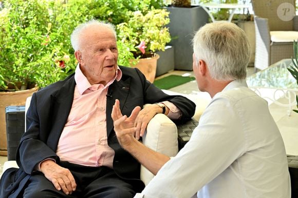 Exclusif - Rendez-vous avec Philippe Bouvard et sa femme Colette à leur domicile à Cannes, France, le 24 août 2022, pour une interview avec Cyril Viguier pour TV5 Monde. © Bruno Bebert/Bestimage