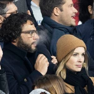 mais plus de tapis rouge ou autre sortie mondaine pour les parents de Mia (bientôt 7 ans)

Maxim Nucci (Yodelice) et sa compagne Isabelle Ithurburu dans les tribunes lors du match de rugby du Tournoi des 6 Nations opposant la France à l'Angleterre au stade de France, à Saint-Denis, Seine Saint-Denis, France, le 19 mars 2022. La France s'offre le grand chelem dans le Tournoi des six nations, après sa victoire 25-13 contre l'Angleterre. © Cyril Moreau/Bestimage