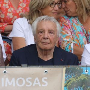 Semi-exclusif - Michel Sardou et sa femme Anne-Marie Périer - Michel Sardou rend hommage à son père en famille lors du premier trophée de pétanque "Fernand Sardou" à Bormes-les-Mimosas le 29 mai 2026. Le célèbre chanteur est venu en famille avec sa femme, son fils Romain avec son fils de deux ans et demi et de sa compagne enceinte de son deuxième enfant.
La première édition du Trophée Fernand Sardou est organisée du 29 au 31 mai au coeur du village de Bormes les Mimosas. Une initiative portée par Michel et son fils Romain, pour rendre hommage à leur illustre parent Fernand Sardou au travers d'un tournoi de pétanque.
En lien avec la municipalité et l'Amicale Bouliste Borméenne (ABB), un premier Trophée Fernand Sardou sera organisé avec deux grands temps forts : Le vendredi, dès 18h, un tournoi d'exhibition sera proposé et verra s'affronter 16 triplettes. Puis un concours fédéral à pétanque sera organisé le weekend et ouvert à tous les amateurs. 128 équipes seront réparties sur les sites les plus emblématiques du village, à savoir au boulodrome de la place Saint-François, mais aussi au parc Cigalou, sur le site du château et à l'ancien stade. © Franz Chavaroche/Bestimage