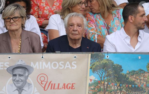 Semi-exclusif - Michel Sardou et sa femme Anne-Marie Périer - Michel Sardou rend hommage à son père en famille lors du premier trophée de pétanque "Fernand Sardou" à Bormes-les-Mimosas le 29 mai 2026. Le célèbre chanteur est venu en famille avec sa femme, son fils Romain avec son fils de deux ans et demi et de sa compagne enceinte de son deuxième enfant.
La première édition du Trophée Fernand Sardou est organisée du 29 au 31 mai au coeur du village de Bormes les Mimosas. Une initiative portée par Michel et son fils Romain, pour rendre hommage à leur illustre parent Fernand Sardou au travers d'un tournoi de pétanque.
En lien avec la municipalité et l'Amicale Bouliste Borméenne (ABB), un premier Trophée Fernand Sardou sera organisé avec deux grands temps forts : Le vendredi, dès 18h, un tournoi d'exhibition sera proposé et verra s'affronter 16 triplettes. Puis un concours fédéral à pétanque sera organisé le weekend et ouvert à tous les amateurs. 128 équipes seront réparties sur les sites les plus emblématiques du village, à savoir au boulodrome de la place Saint-François, mais aussi au parc Cigalou, sur le site du château et à l'ancien stade. © Franz Chavaroche/Bestimage
