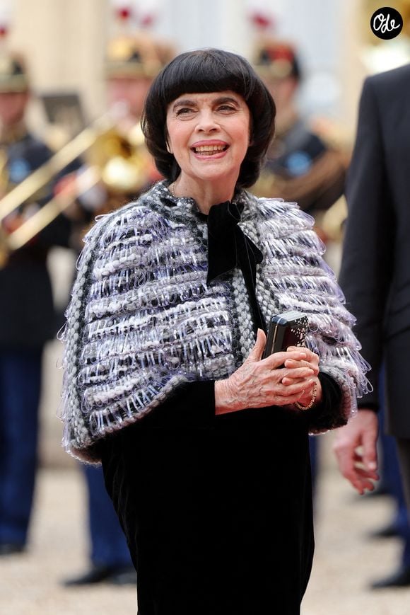 Mireille Mathieu au dîner d'Etat en l'honneur du président chinois Xi Jinping et de sa femme la Première Dame Peng Liyuan au palais présidentiel de l'Elysée à Paris, le 6 mai 2024. 

© Cyril Moreau/Bestimage