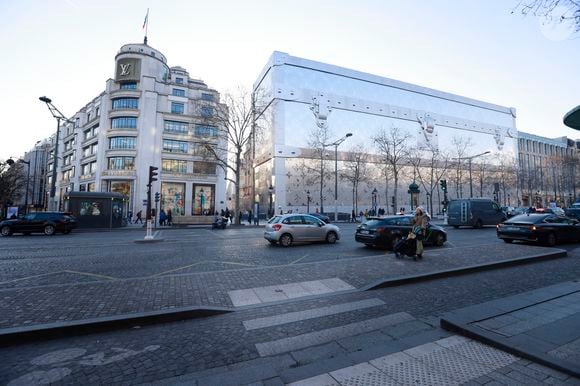 "Je suis né avec la toile Monogram, j’ai toujours vécu avec elle", confie-t-il. Pour lui, ce n'est pas juste un logo, c'est son décor quotidien. 

Louis Vuitton va ouvrir son hôtel de luxe de 6000 m2 sur les Champs Elysées !  Situé au 103 avenue des Champs-Elysées à Paris, ce bâtiment incroyable se situera juste en face du célèbre flagship de Louis Vuitton. @Jack Tribeca/Bestimage