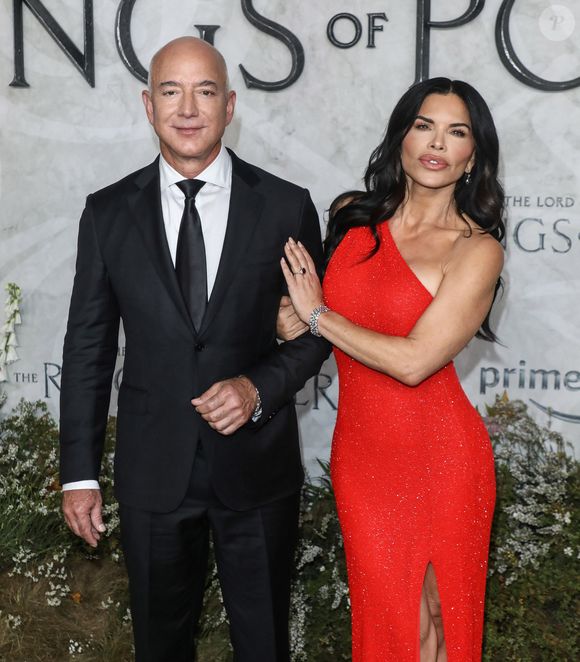 Jeff Bezos et sa compagne Lauren Sanchez - Photocall de "Le Seigneur des anneaux : Les Anneaux de pouvoir " (The Lord of the Rings: The Rings of Power) à l'Odeon, Londres le 30 août 2022. AGENCE / BESTIMAGE