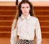 Pour OTB, déjà propriétaire de Diesel, Maison Margiela ou encore Marni, cette opération permettait d'ajouter une nouvelle marque internationale à son portefeuille malgré le contexte difficile de 2020. 

Sander "Collection Prêt-à-Porter Automne/Hiver 2026-2027" lors de la Fashion Week de Milan (MLFW), le 25 février 2026. © Bestimage # Runway Jil Sander Fashion Show "Ready-to-Wear Collection Fall/Winter 2026-2027" at Milan Fashion Week, on February 25, 2026. | 00744680