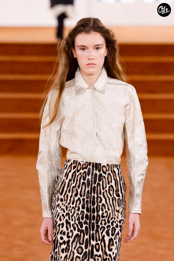 Pour OTB, déjà propriétaire de Diesel, Maison Margiela ou encore Marni, cette opération permettait d'ajouter une nouvelle marque internationale à son portefeuille malgré le contexte difficile de 2020. 

Sander "Collection Prêt-à-Porter Automne/Hiver 2026-2027" lors de la Fashion Week de Milan (MLFW), le 25 février 2026. © Bestimage # Runway Jil Sander Fashion Show "Ready-to-Wear Collection Fall/Winter 2026-2027" at Milan Fashion Week, on February 25, 2026. | 00744680