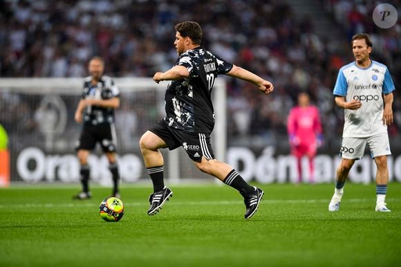 D'après Le Progrès, cité par Le Parisien, l'ancien joueur aurait succombé à l'hôpital à la suite de plusieurs malaises survenus à Toulouse.

Bryan Bergougnoux lors du match de football caritatif "Le match des héros UNICEF" entre l'OL Légendes et la team Unicef en faveur de l'association Aide Médicale & Caritative France-Ukraine (AMC France-Ukraine) au Groupama Stadium à Lyon, France, le 10 mai 2022. Victoire de Lyon 1 à 0, but de Sonny Anderson. La somme de 482 490€ a été récoltée pour les enfants d'Ukraine. © Pierre Perusseau/Bestimage