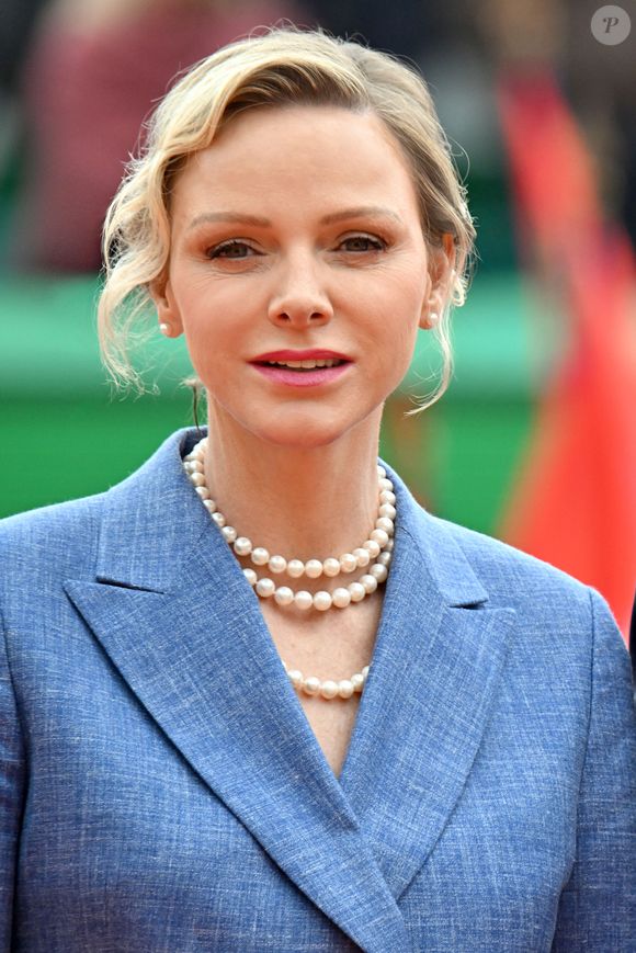 Lors star de cette événement ? Le collier de perles de la princesse qui a montré, encore une fois, son goût raffiné. 

La princesse Charlene de Monaco durant la finale de la 118e édition du Rolex Monte-Carlo Masters, au Monte-Carlo Country Club à Roquebrune Cap Martin, le 13 avril 2025.
L'espagnol Carlos Alcaraz a battu l'italien Lorenzo Musetti 3-6 / 6-1 / 6-0. © Bruno Bebert / Bestimage