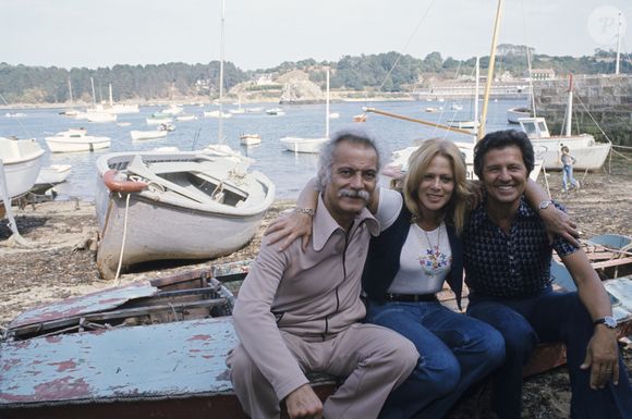 Archives - En France, près de Paimpol, Georges Brassens, Dora Doll et Fred Mella en vacances en août 1976. Jean Lenoir via Bestimage