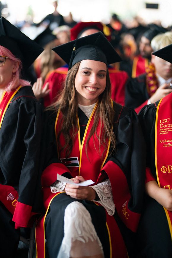 L-R : Jameel Thermiotis, la reine Rania de Jordanie, sa fille la princesse Salma, le roi Abdullah II et la princesse Iman, assistent à la cérémonie de remise des diplômes à l'Université de Californie du Sud, à Los Angeles, États-Unis d'Amérique, le 12 mai 2023. Photo by Balkis Press/ABACAPRESS.COM