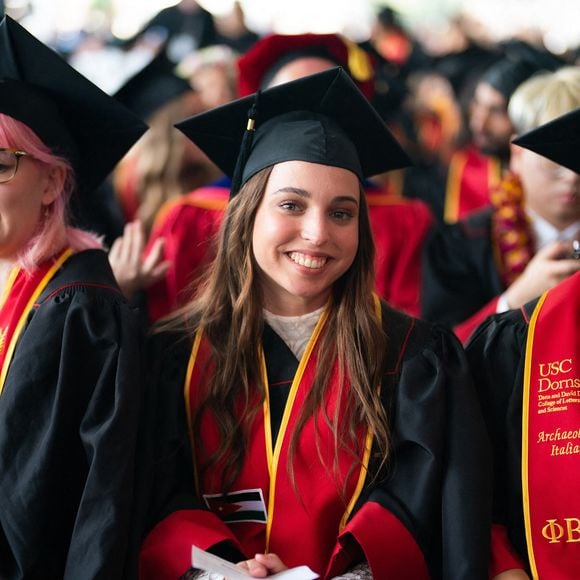 L-R : Jameel Thermiotis, la reine Rania de Jordanie, sa fille la princesse Salma, le roi Abdullah II et la princesse Iman, assistent à la cérémonie de remise des diplômes à l'Université de Californie du Sud, à Los Angeles, États-Unis d'Amérique, le 12 mai 2023. Photo by Balkis Press/ABACAPRESS.COM