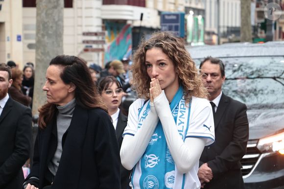 "Je suis un petit peu émue, ma vie a pris une sortie de route inattendue et violente ces derniers jours. Je voudrais remercier les clubs de foot, les rédactions de sport pour leurs marques de sympathie."

Clara Paban (femme de R.Courbis) et Olivia Courbis (fille de R.Courbis) - Obsèques de Rolland Courbis en l'église des Réformés à Marseille, France, le 17 janvier 2026. © Adrien Pittore/PsnewZ/Bestimage