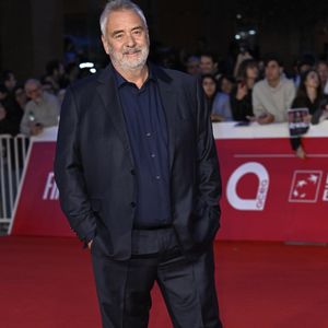 Dix mois après la mise à mort d’un cerf sur la terrasse de la mère de Luc Besson, l’affaire a été portée devant le tribunal d’Argentan mardi 9 décembre 2025.

Luc Besson à la première du film "Dracula" de L.Besson lors de la 20ème édition du festival du film de Rome le 24 octobre 2025. @SGP / BESTIMAGE