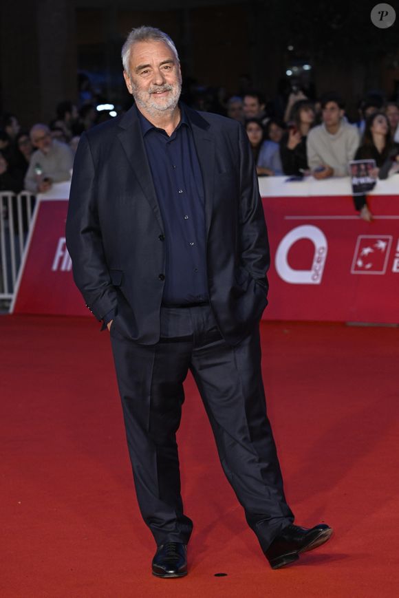 Dix mois après la mise à mort d’un cerf sur la terrasse de la mère de Luc Besson, l’affaire a été portée devant le tribunal d’Argentan mardi 9 décembre 2025.

Luc Besson à la première du film "Dracula" de L.Besson lors de la 20ème édition du festival du film de Rome le 24 octobre 2025. @SGP / BESTIMAGE