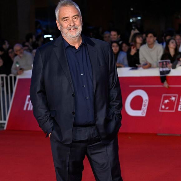 Dix mois après la mise à mort d’un cerf sur la terrasse de la mère de Luc Besson, l’affaire a été portée devant le tribunal d’Argentan mardi 9 décembre 2025.

Luc Besson à la première du film "Dracula" de L.Besson lors de la 20ème édition du festival du film de Rome le 24 octobre 2025. @SGP / BESTIMAGE