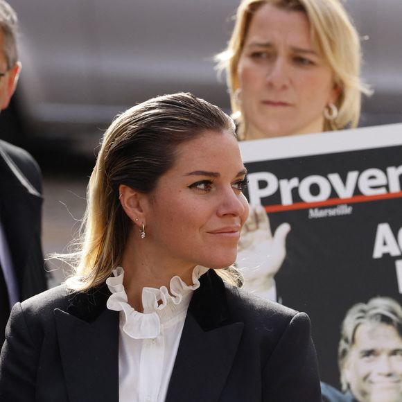 Ce moment, survenu peu après l’hommage rendu à son père Bernard Tapie dans ce même stade, prend des allures de signe du destin...

Sophie Tapie (fille du défunt) - Sorties de la messe funéraire en hommage à Bernard Tapie en l'église Saint-Germain-des-Prés à Paris. Le 6 octobre 2021 © Jacovides-Moreau / Bestimage