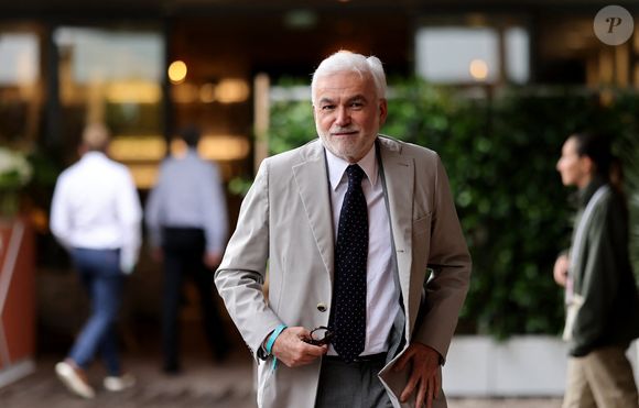 Au début des années 2010, tous deux se sont croisés sur i-Télé.

Pascal Praud au village lors des Internationaux de France de Tennis de Roland Garros 2025, à Paris, France, le 4 Juin 2025. © Jacovides-Moreau/Bestimage