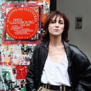 La Maison Gainsbourg précise toutefois que l’identité du lieu doit être préservée, notamment son atmosphère et sa décoration, afin de conserver son caractère singulier.
Ben Attal, Rachida Dati (ministre de la culture), Charlotte Gainsbourg lors de la cérémonie de dévoilement de la plaque "Maison des Illustres" de la Maison Gainsbourg à Paris, France, le 2 avril 2024. © Christophe Clovis/Bestimage