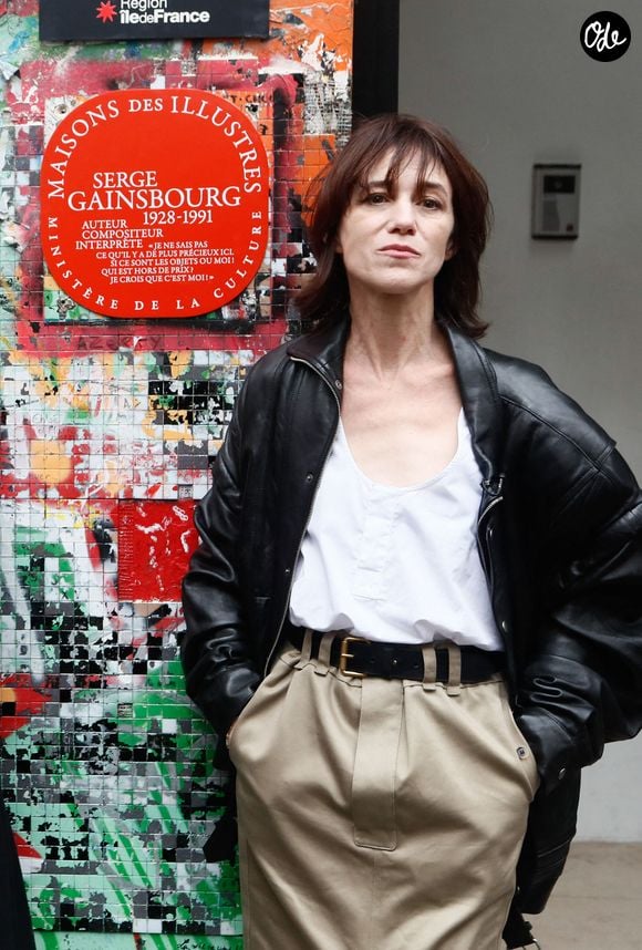 La Maison Gainsbourg précise toutefois que l’identité du lieu doit être préservée, notamment son atmosphère et sa décoration, afin de conserver son caractère singulier.

Ben Attal, Rachida Dati (ministre de la culture), Charlotte Gainsbourg lors de la cérémonie de dévoilement de la plaque "Maison des Illustres" de la Maison Gainsbourg à Paris, France, le 2 avril 2024. © Christophe Clovis/Bestimage
