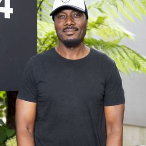 Exclusif - Harry Roselmack - 20ème édition du Quai 54 sur le court Suzanne-Lenglen de Roland Garros à Paris le 6 juillet 2025. Quai 54, est considéré comme l’un des plus prestigieux tournois de streetball au monde.
Cette année, le tournoi de basket de rue s'est tenu au cœur du mythique court Suzanne-Lenglen du stade Roland-Garros. Pendant deux jours, 24 équipes (16 masculines et 8 féminines), composées de joueurs professionnels et amateurs venus du monde entier, se sont affrontés pour décrocher le titre de champion du monde de streetball. © Pierre Perusseau/Bestimage