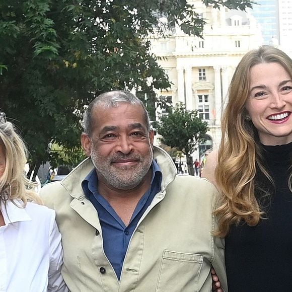 Caroline Margeridon est à Bruxelles avec les acheteurs (Stéphane Vanhandenhoven, Aurore Morisse, Bernard Dumeige, Alexandra Morel, Glorian Kabongo, François-Xavier Renou, François Cases Bardina, Gérald Watelet (animateur) et Jérôme Duvillard (commissaire-priseur)) de l'émission belge "Affaire conclue" pour une vente aux enchères d'objets donnés à "Viva for Life" en Belgique le 29 octobre 2022.