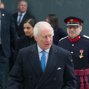 Le roi Charles III d'Angleterre, quitte le Centre d'études sur les blessures de l'Imperial College de Londres, Royaume Uni, le 19 février 2025, après une visite visant à voir comment les leçons tirées des conflits passés sont appliquées pour venir en aide aux blessés en Ukraine. © Tayfun Salci/ZUMA Press Wire