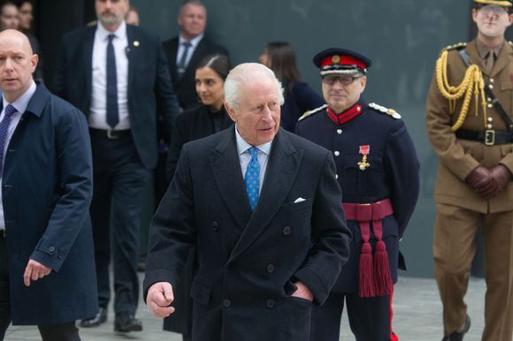 Le roi Charles III d'Angleterre, quitte le Centre d'études sur les blessures de l'Imperial College de Londres, Royaume Uni, le 19 février 2025, après une visite visant à voir comment les leçons tirées des conflits passés sont appliquées pour venir en aide aux blessés en Ukraine. © Tayfun Salci/ZUMA Press Wire