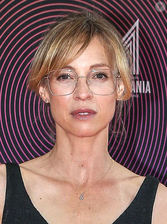 Elle a survécu au tsunami de 2004 qui a ravagé l’Océan Indien et fait environ 230 000 victimes.

Elodie Frenck - Photocall de la cérémonie d'ouverture du Festival Series Mania à Lille.
Bestimage