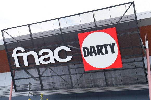 2B66EED Arcachon , Aquitaine / France - 10 08 2019 : Fnac Darty enseigne magasin logo magasin électronique détaillant culturel en France Photo Alamy/ABACAPRESS.COM