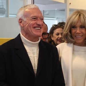 Le sélectionneur de l'équipe de France de football Didier Deschamps et Brigitte Macron se tiennent devant le bureau de poste principal de Bordeaux, dans le sud-ouest de la France, le 8 janvier 2025, alors qu'ils lancent l'édition 2025 du fonds de charité appelé "Opérations pièces jaunes", dont la fondation vise à améliorer les conditions des enfants hospitalisés. Le sélectionneur de l'équipe de France, vainqueur de la Coupe du monde 2018, Didier Deschamps, a annoncé le 8 janvier 2025 qu'il quitterait son poste après la phase finale de 2026. © Fabien Cottereau - Patrick Bernard/Bestimage