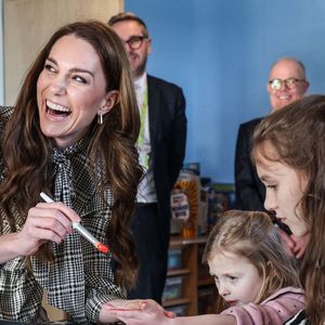 La princesse de Galles, marraine de l'hospice pour enfants Ty Hafan, peint la main de Maggie à l'hospice de Sully le 30 janvier 2025. Photo par Richard Pohle/The Times/PA Wire/ABACAPRESS.COM